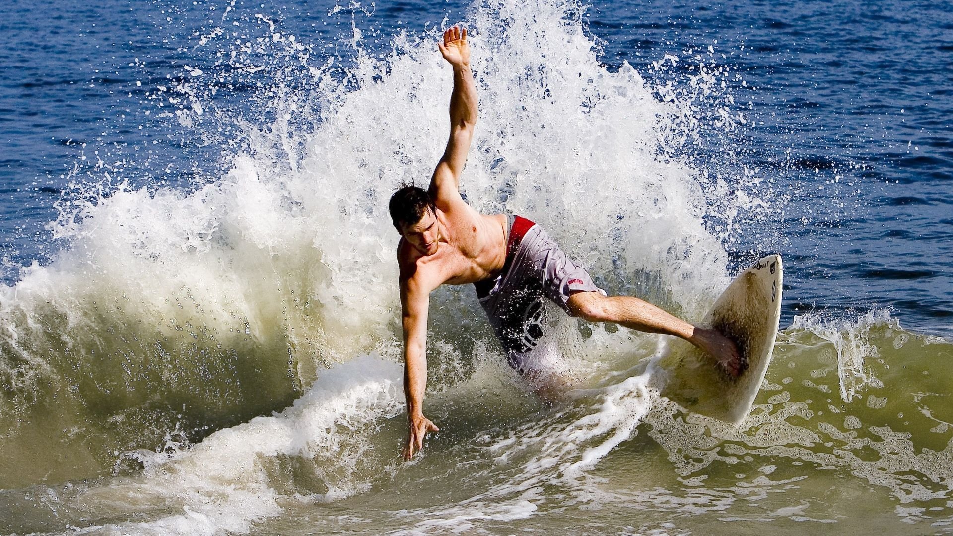 爱游戏在线登录入口-中国选手邓雅文在巴黎奥运会资格系列赛上海站小轮车自由式女子公园赛决赛中表现出色。